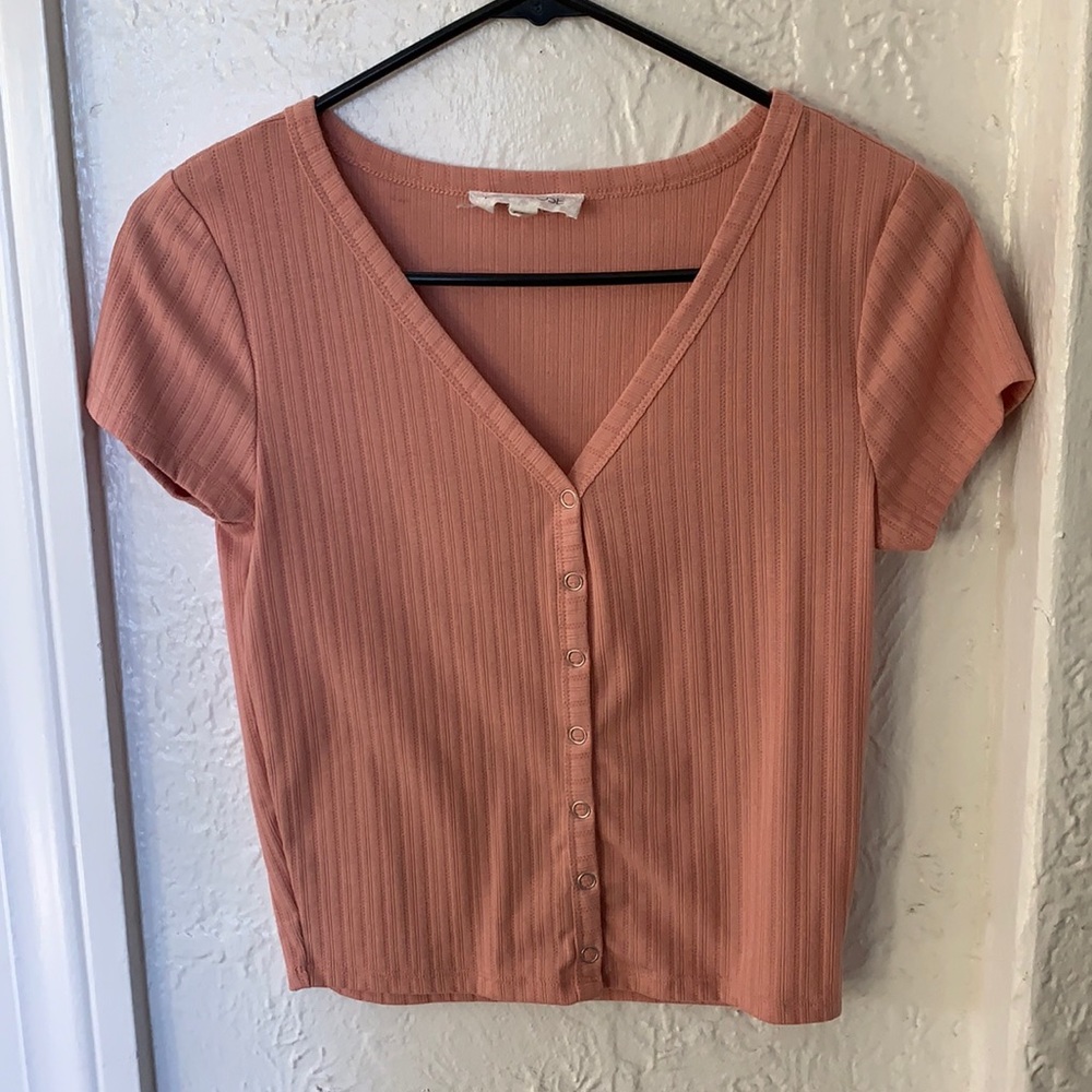Small “pink rose” fitted tee.